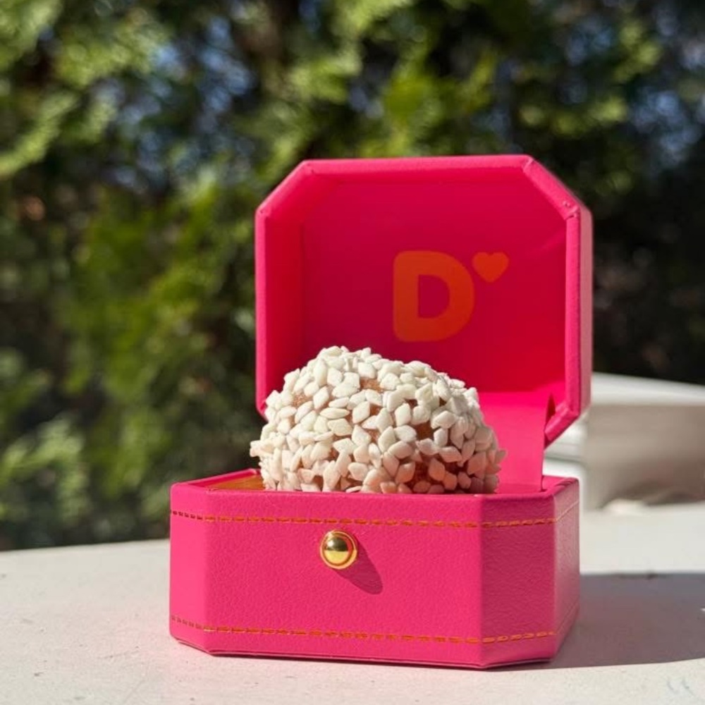 Dunkin' Donuts 🍩 Pink "ring" box
National Proposal Day - Picture 3 of 5